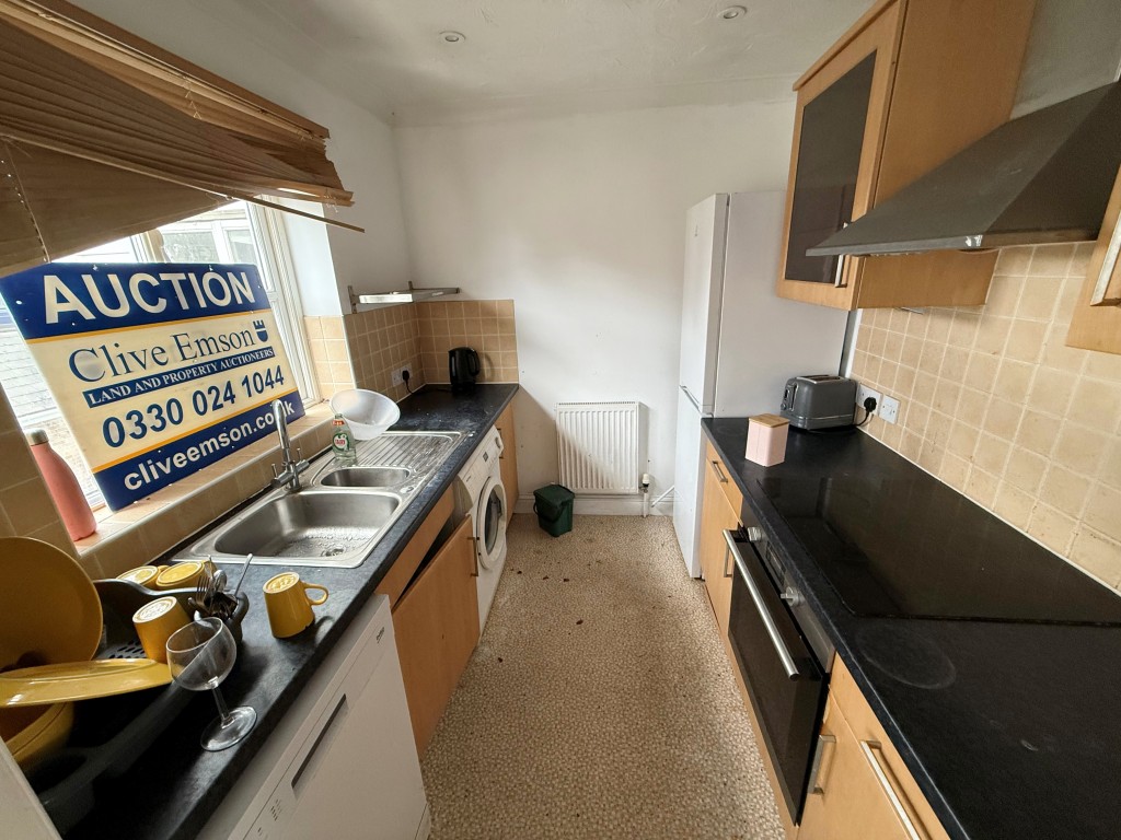 Lot: 36 - TWO-BEDROOM FIRST FLOOR FLAT FOR IMPROVEMENT - Tiled kitchen with integrated hob and spotlights